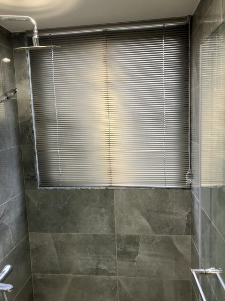 浴室窗簾推薦百葉窗...